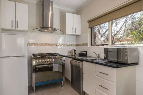 COMFORT INN COACH AND BUSHMANS - ACT Tourism 5