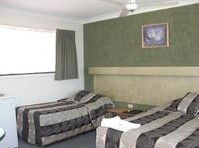 Hanging Rock Family Motel - ACT Tourism 1