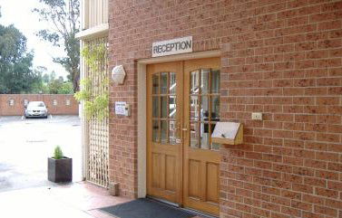 Hanging Rock Family Motel - ACT Tourism 4