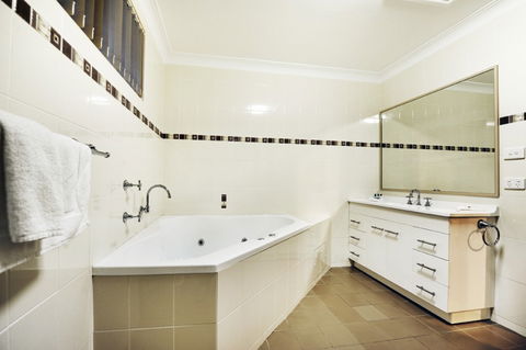 Absolute Beachfront Smugglers On The Beach - ACT Tourism 4