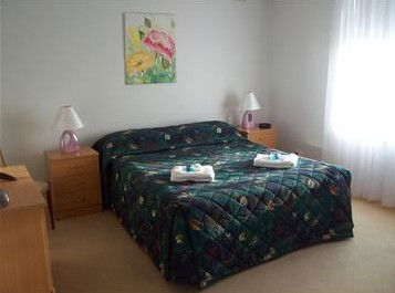 AA Madalena Court Holiday Apartments - ACT Tourism 3