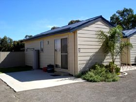 Moonta Bay Cabins - ACT Tourism 0