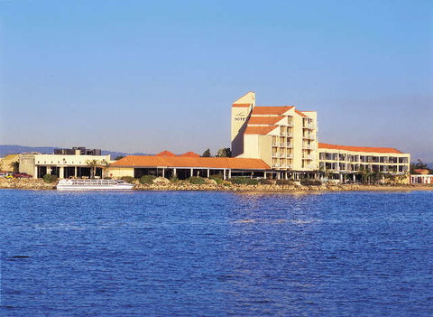 The Lakes Resort Hotel - ACT Tourism 0