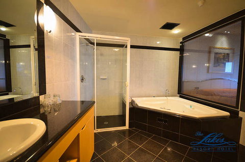 The Lakes Resort Hotel - ACT Tourism 1
