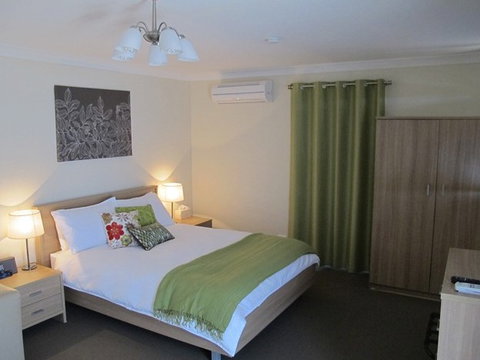 West Wing Guest House - ACT Tourism 0