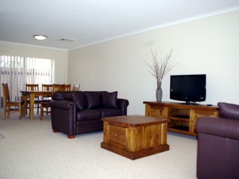Fairways Bed And Breakfast At Jerilderie - ACT Tourism 2