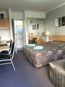 White Manor Motel - ACT Tourism 4