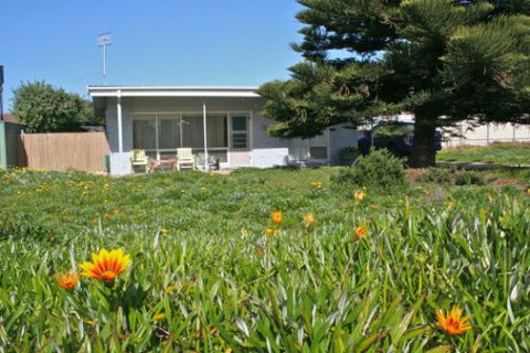 Beach Lovers Middleton - ACT Tourism 0