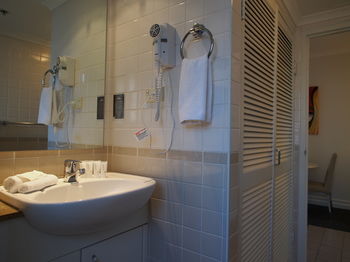 Seasons Harbour Plaza - ACT Tourism 11