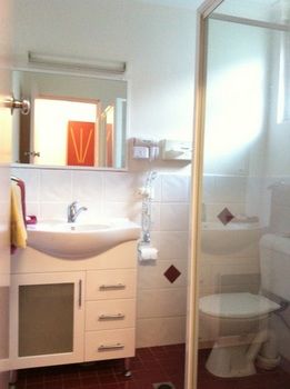 Homestead Motel - ACT Tourism 13