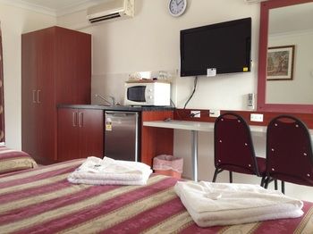 Homestead Motel - ACT Tourism 14