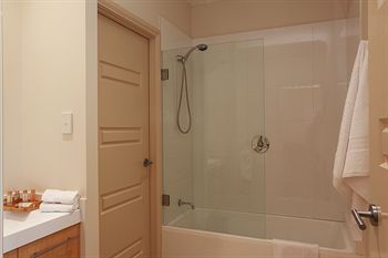 H Boutique Hotel - ACT Tourism 4