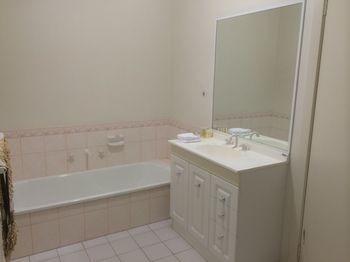 Australian Home Away Ringwood @ Bardia - ACT Tourism 1