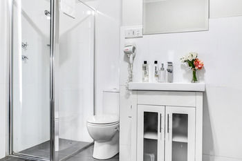Airport Hotel Sydney - ACT Tourism 12