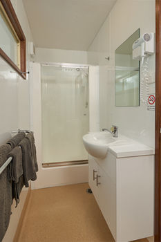 Gundagai Cabins & Tourist Park - ACT Tourism 11