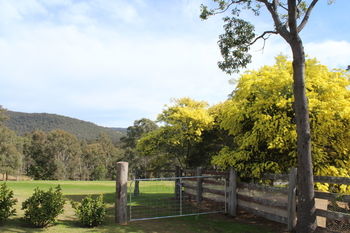 Elfin Hill Country Accommodation - ACT Tourism 6
