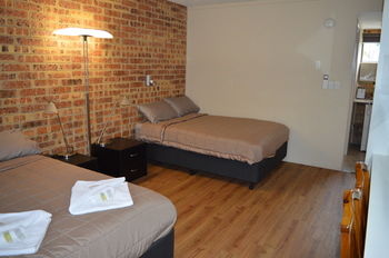 Golden Beach Motor Inn - ACT Tourism 21
