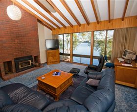 Waterside Accommodation - Derwent Retreat - ACT Tourism 1