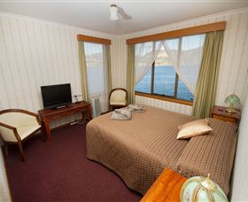 Waterside Accommodation - Derwent Retreat - ACT Tourism 3