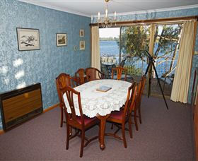 Waterside Accommodation - Derwent Retreat - ACT Tourism 2