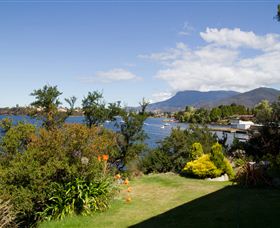 Waterside Accommodation - Derwent Retreat - ACT Tourism 5