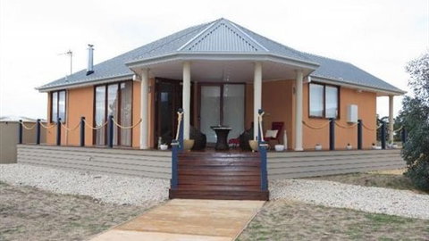 Aurora Cottages - ACT Tourism 0