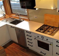 Wallace's - Crystal Creek Chalet 1 - ACT Tourism