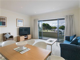 Aurora Ozone Apartments - ACT Tourism 0
