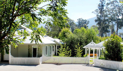 Amelina Cottages - ACT Tourism 0