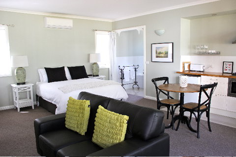 Amelina Cottages - ACT Tourism 1