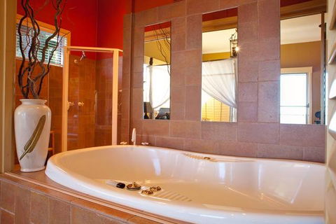 Avocado Sunset Bed & Breakfast - ACT Tourism 2