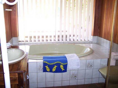 Bott's Beach Retreat - ACT Tourism 3