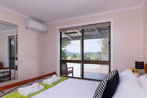 Jacaranda Cottages - ACT Tourism 12