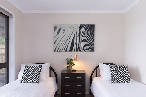Jacaranda Cottages - ACT Tourism 13