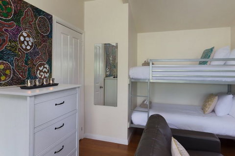 Jacaranda Cottages - ACT Tourism 5