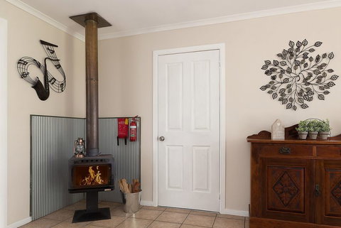 Jacaranda Cottages - ACT Tourism 14