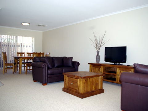 Fairways Bed & Breakfast At Jerilderie - ACT Tourism 2