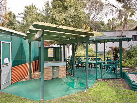 Acclaim Pine Grove Holiday Park - ACT Tourism 6