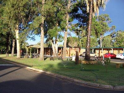 Silver Oaks Motel - ACT Tourism 1