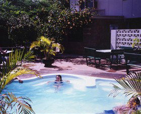 Palm Court Kookaburra Backpackers - ACT Tourism 2