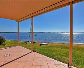 Luxury Waterfront House - ACT Tourism 0