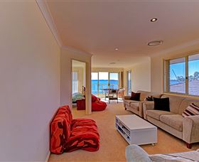 Luxury Waterfront House - ACT Tourism 4