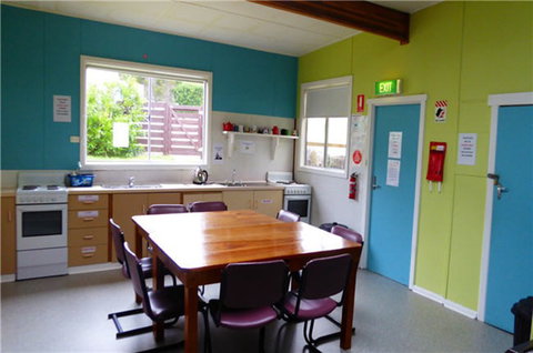 Coles Bay - Esplanade YHA - ACT Tourism 0