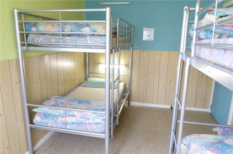 Coles Bay - Esplanade YHA - ACT Tourism 1