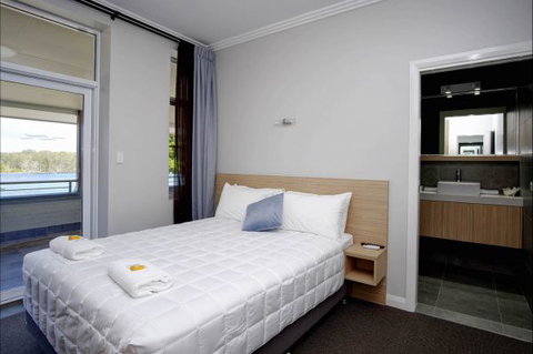Lakes And Ocean Hotel - ACT Tourism 2