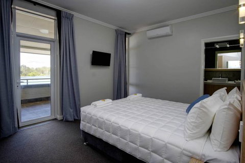 Lakes And Ocean Hotel - ACT Tourism 4