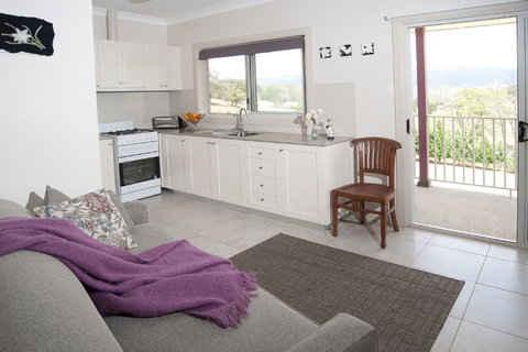 Highfields Country Cottages - ACT Tourism 1