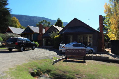 Mackey's Peak Villas - ACT Tourism 0