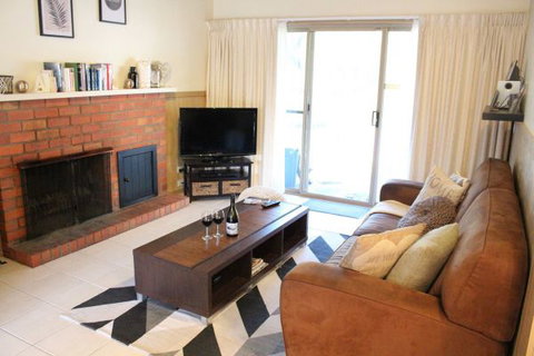 Mackey's Peak Villas - ACT Tourism 1