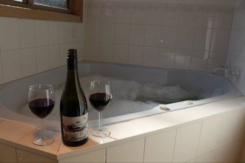 Mackey's Peak Villas - ACT Tourism 5